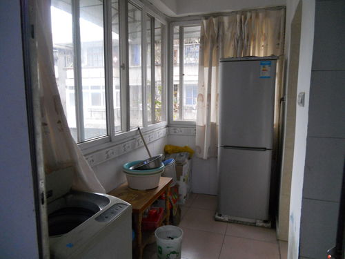 桂林市中心民主路自立小區一房一廳出租，家電家具齊全，月租750元